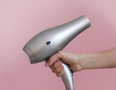 secador-de-pelo-gris