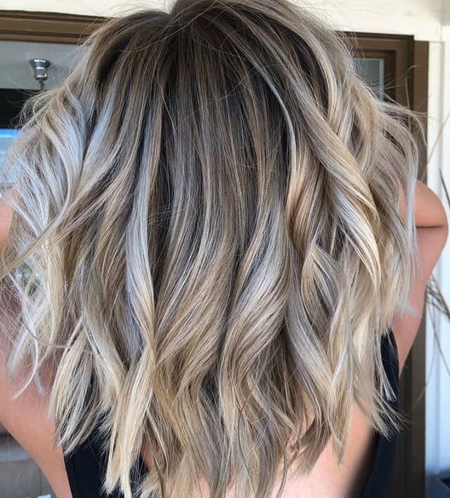 Lob-con-balayage-de-rubio-a-gris