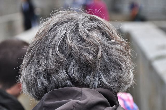 eliminar-el-gris-de-las-mechas-del-cabello-rubio.